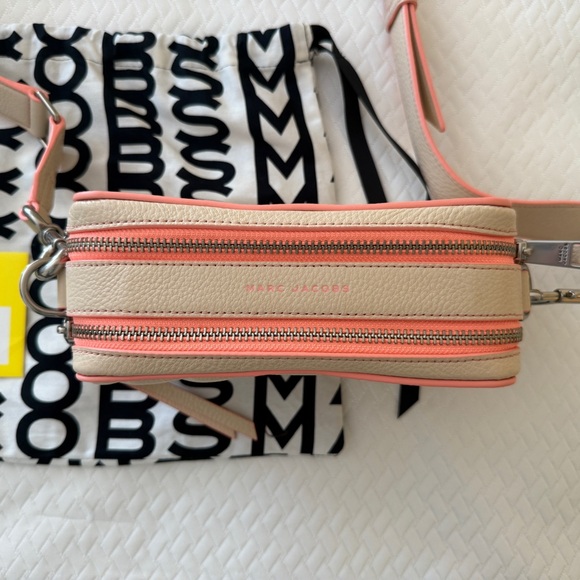 Marc Jacobs Snapshot Bag in light tan and coral pink - Picture 4 of 8